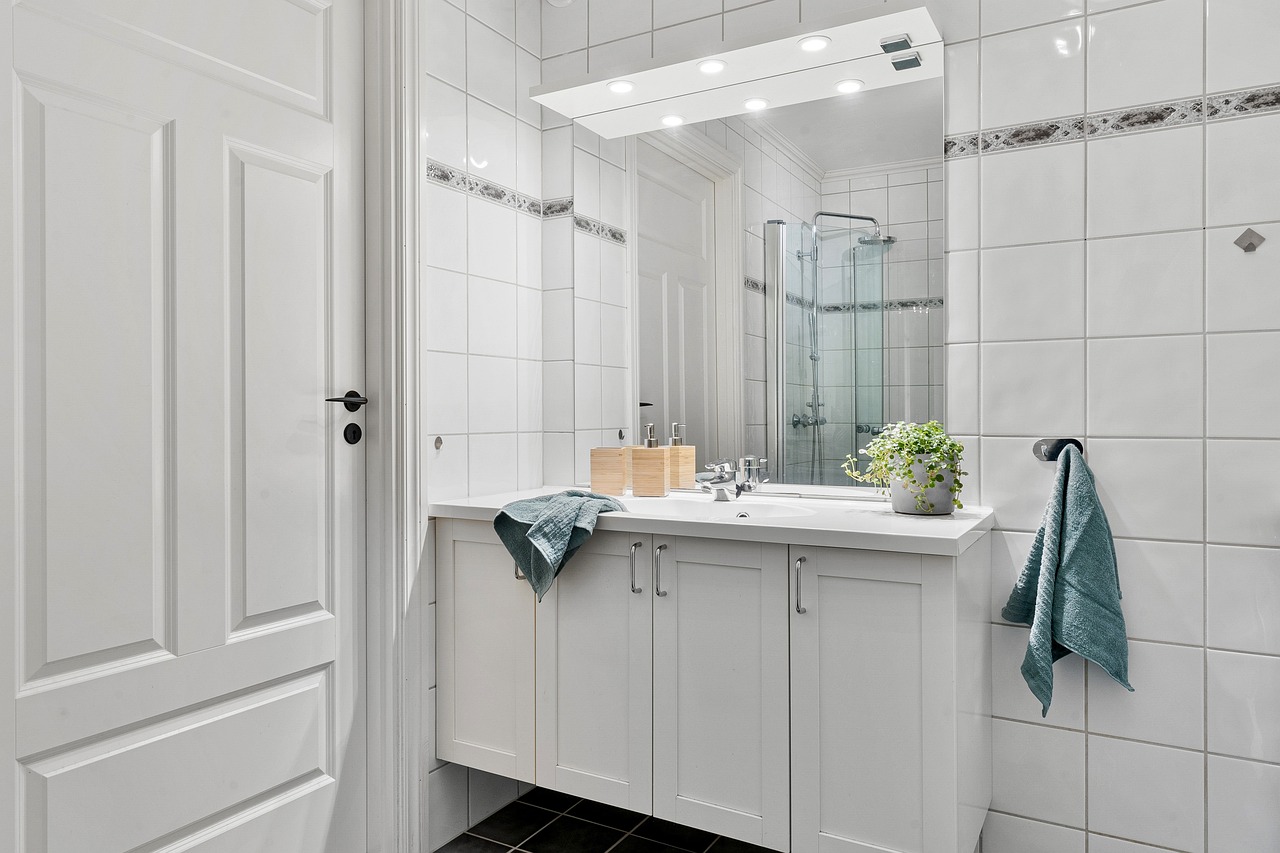 Read more about the article How To Plan Built-In Bathroom Storage for a Small Bathroom
